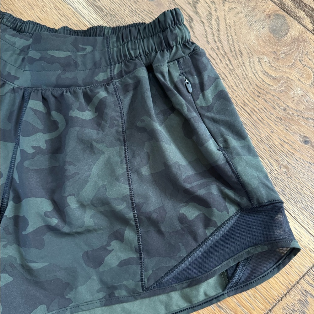 Lululemon HOTTY Hot low rise 4” dark green camouflage shorts size 6 - Picture 3 of 4